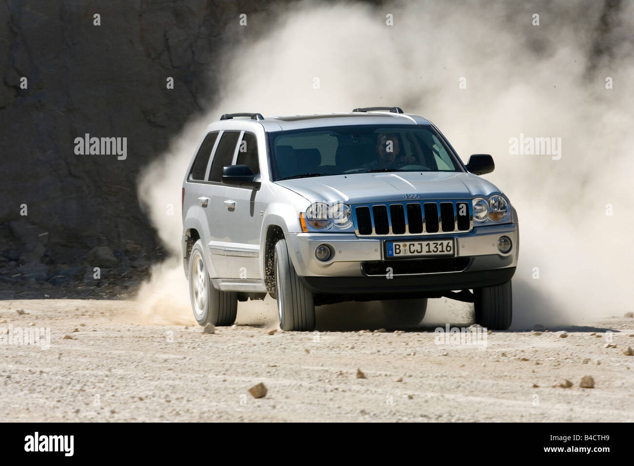 Jeep Grand Cherokee 5.7 Hemi Limited, Modello Anno 2006-, Argento, Guida, Diagonale Dalla Parte Anteriore, Vista Frontale, Offroad Foto Stock - Alamy