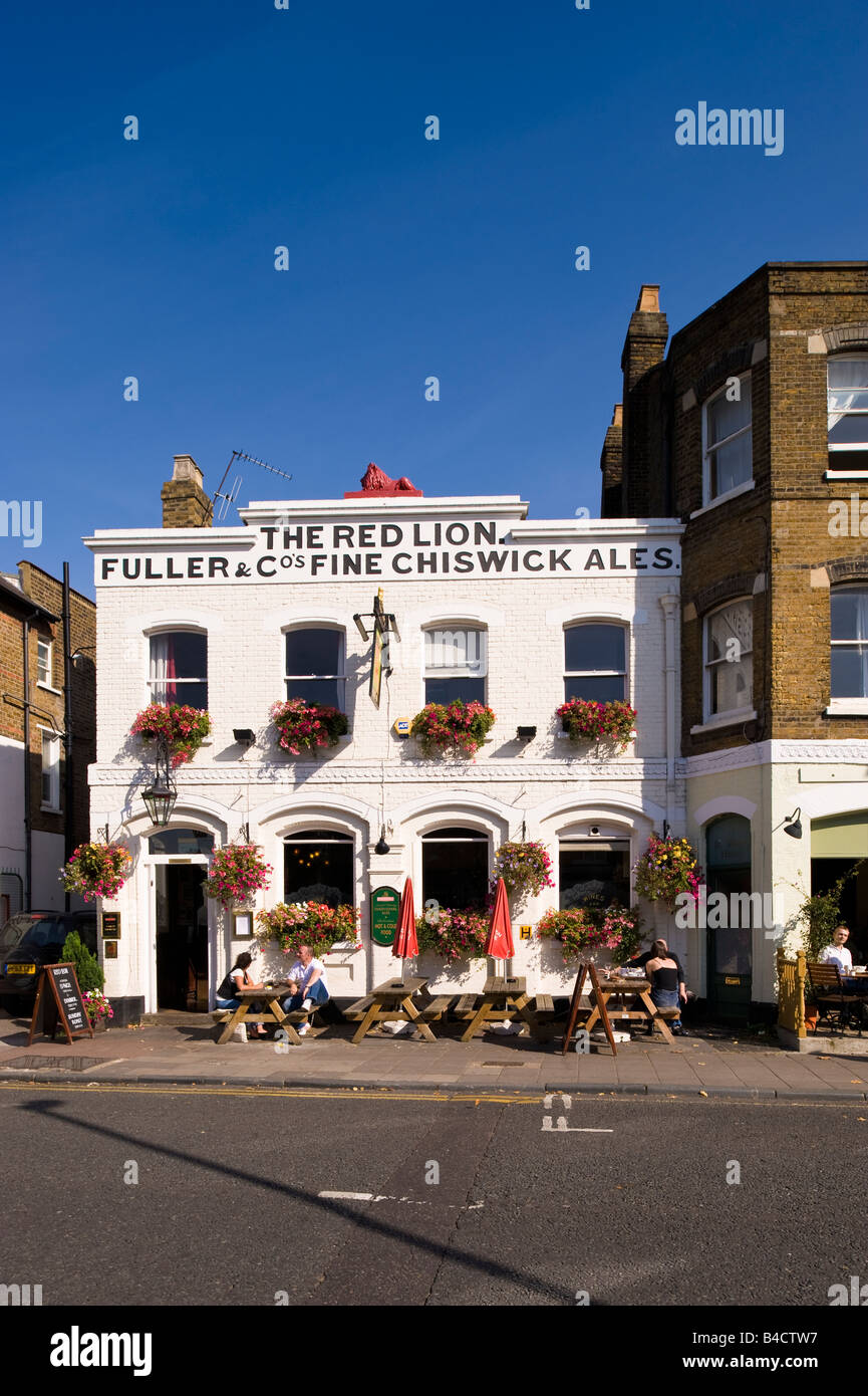 Il RED LION Pub e bar caffetteria su St Mary's Road Ealing W5 London Regno Unito Foto Stock