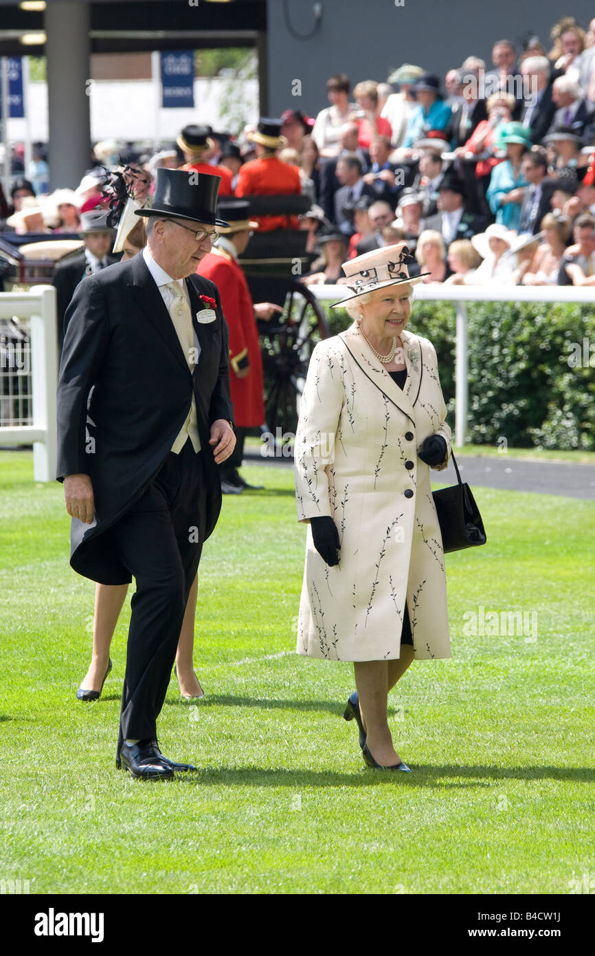 Sua Maestà la Regina Elisabetta arriva come Ascot Race Course all inizio del Royal Ascot 2008 Foto Stock