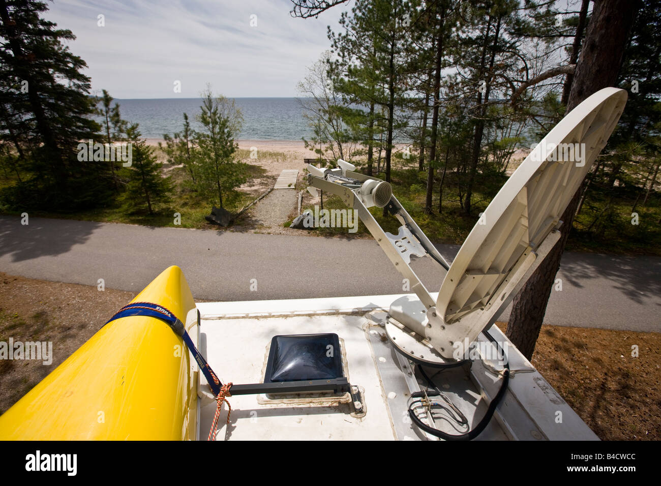 Camper con antenna parabolica e canoa presso la baia di Agawa Campeggio, Agawa Bay, Lago Superiore, Lago Superior parco provinciale Foto Stock