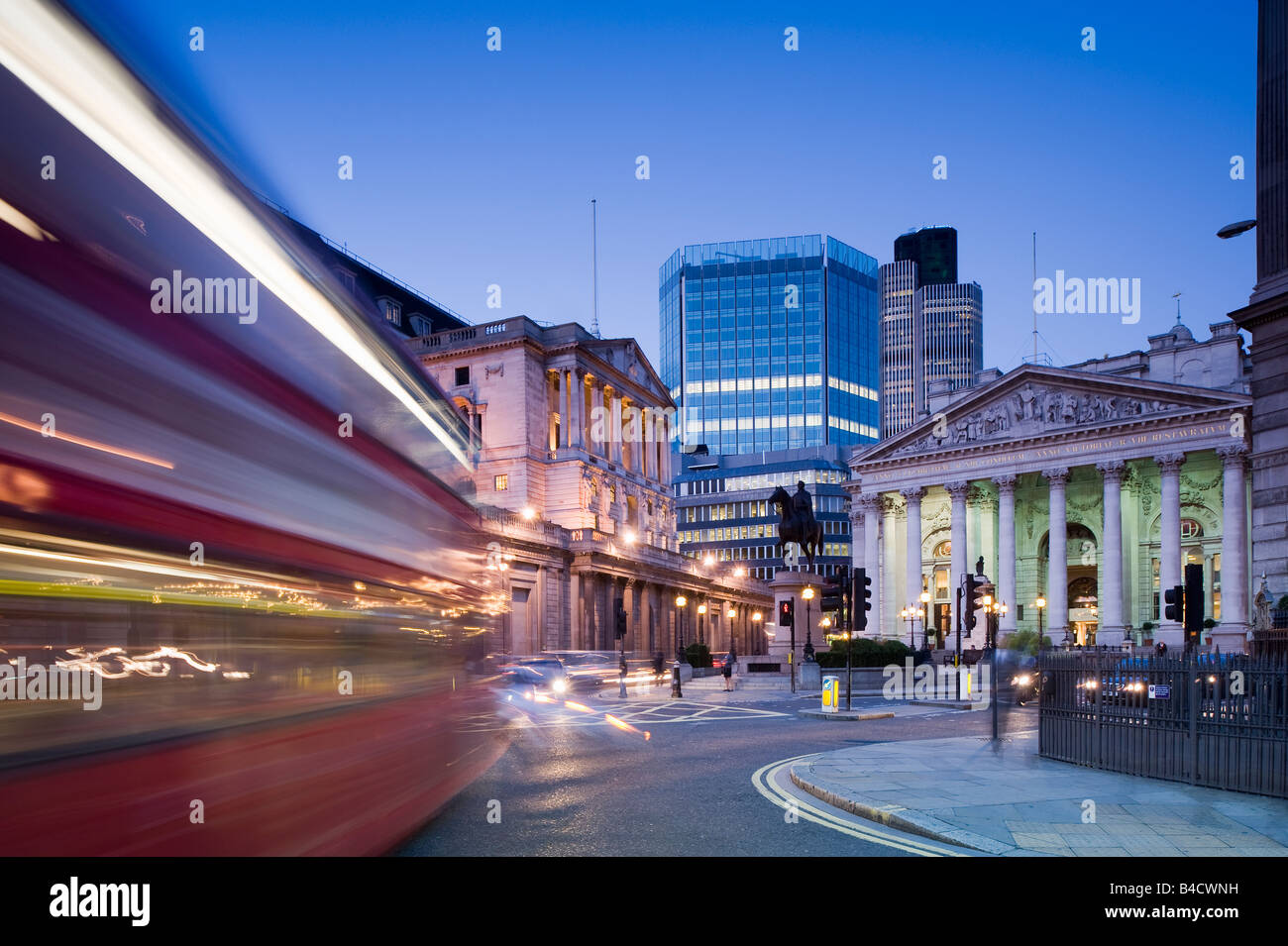 Inghilterra Londra La città la banca di Inghilterra e Royal Exchange al crepuscolo Foto Stock