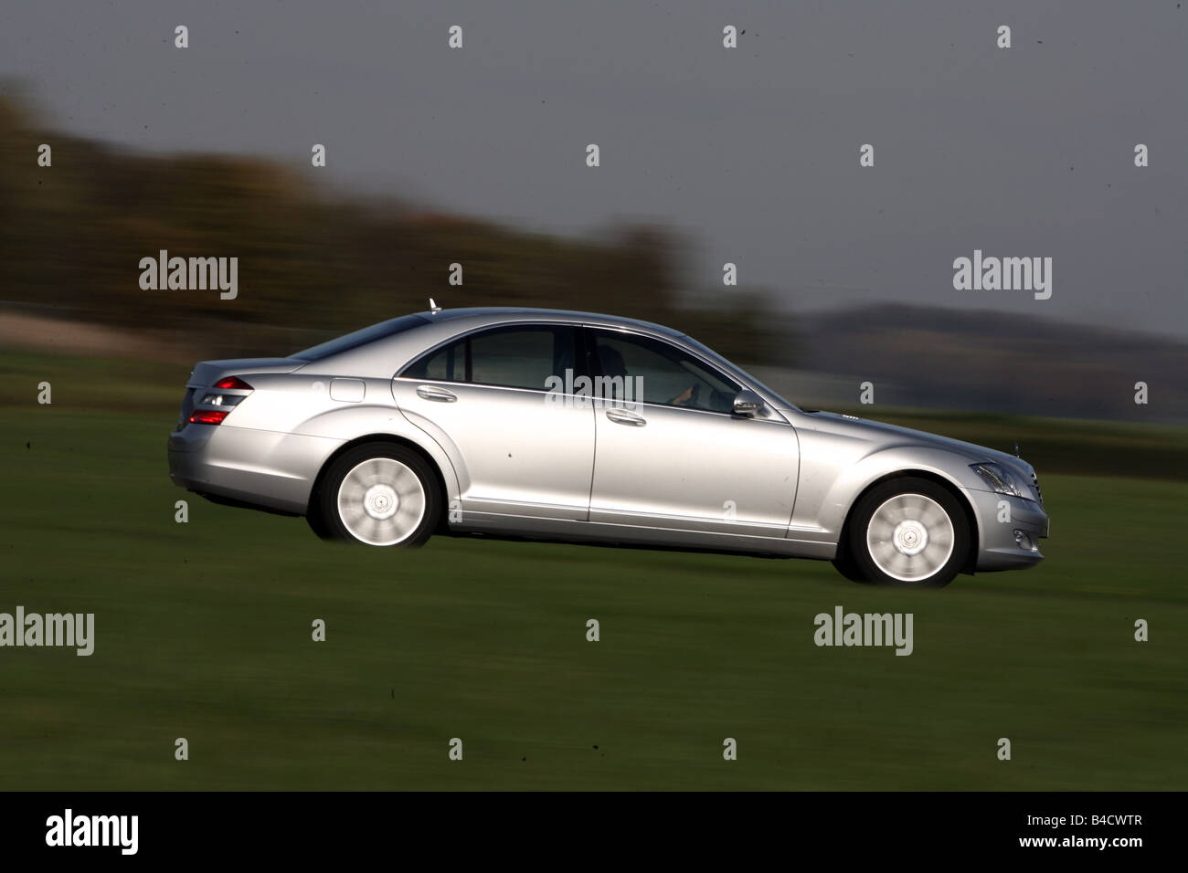 Mercedes S 450, modello anno 2006-, argento, guida, vista laterale, country road Foto Stock