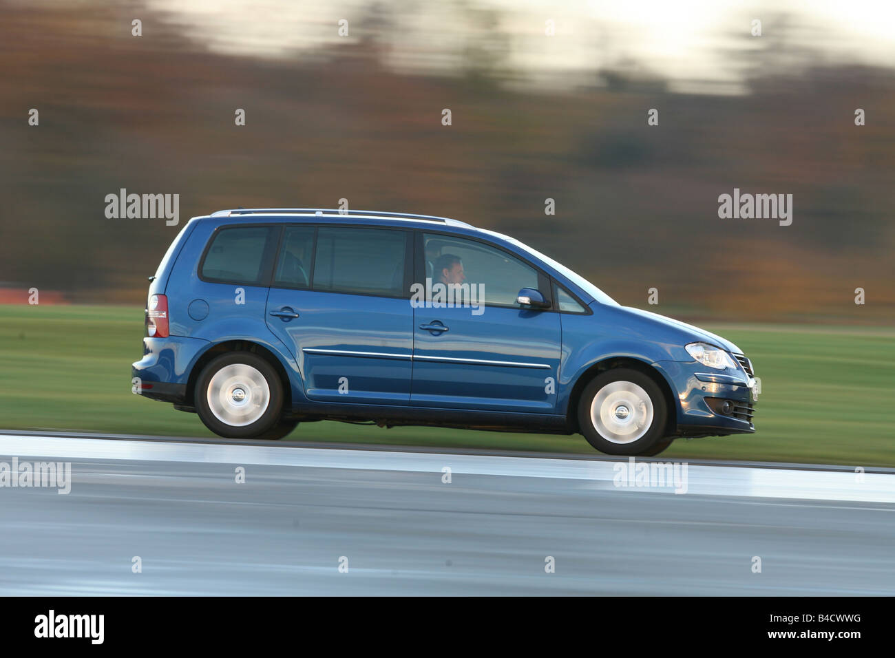 VW Volkswagen Touran 2.0 TDI Highline DSG, modello anno 2006-, blu in movimento, vista laterale, country road Foto Stock