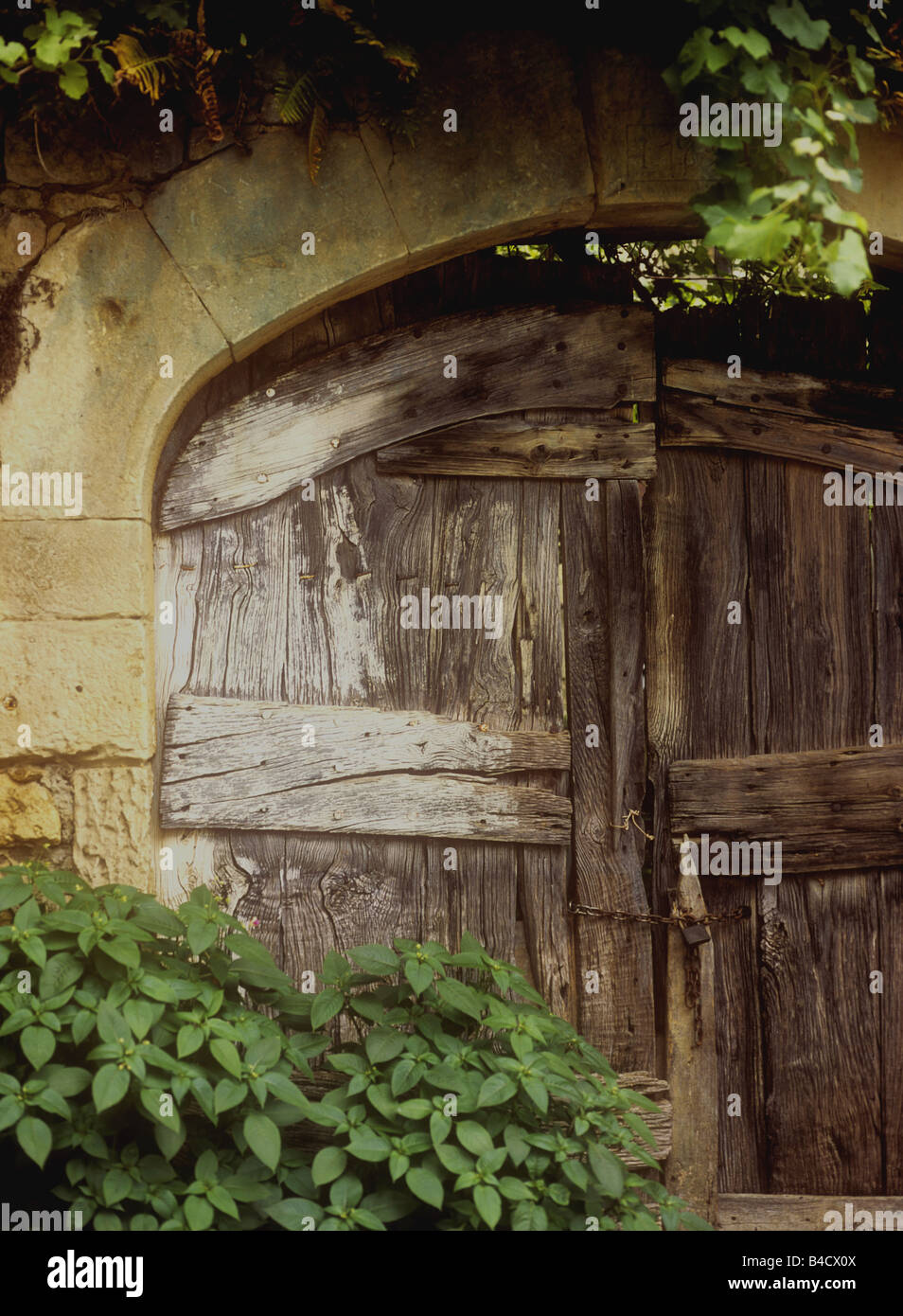 Antico borgo porta nella parete del giardino, Dordogne, Francia Foto Stock