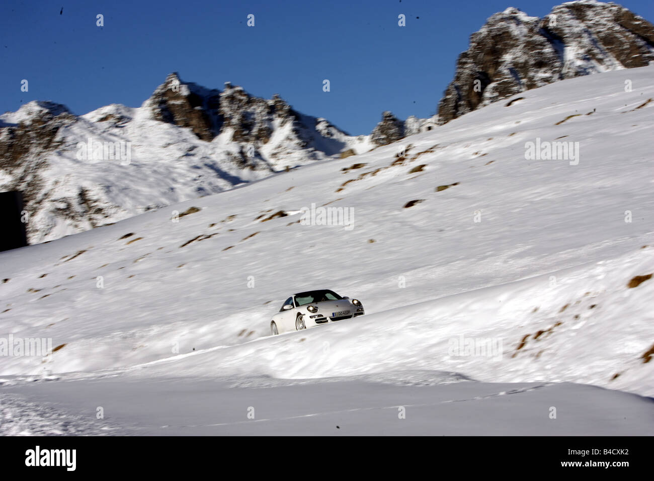 Porsche 911 Targa 4S, modello anno 2006, bianco, guida, diagonale dalla parte anteriore, vista frontale, neve invernale, landsapprox.e di monte Foto Stock