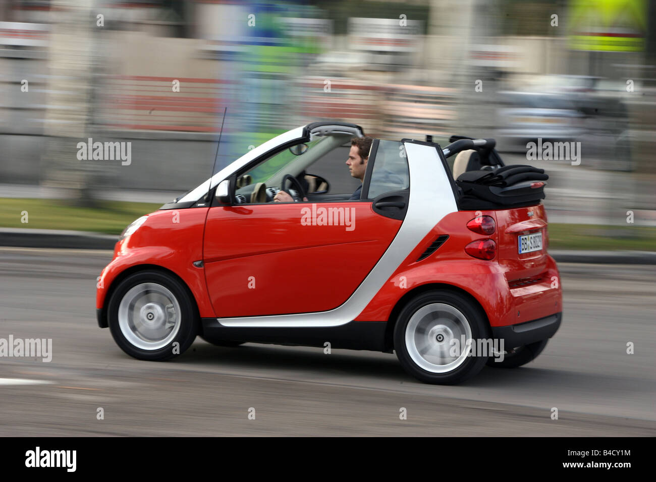 1.0 Smart Cabrio, modello anno 2007- rosso-argento, guida, vista laterale, Città, open top Foto Stock