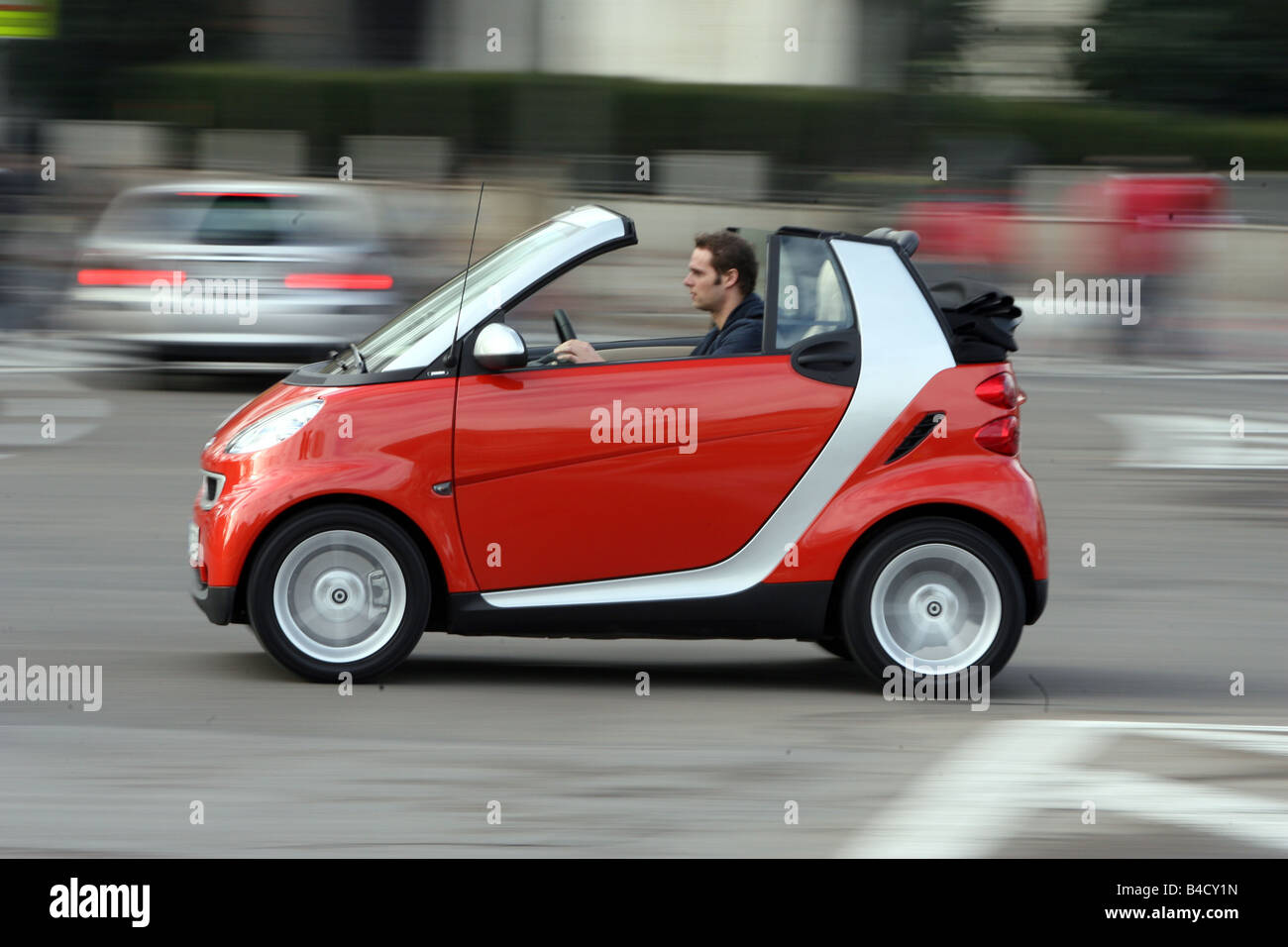 1.0 Smart Cabrio, modello anno 2007- rosso-argento, guida, vista laterale, Città, open top Foto Stock