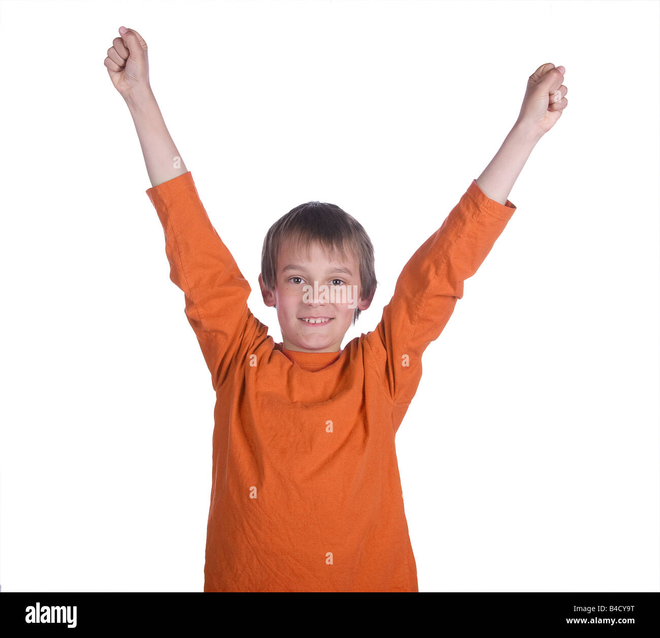 Immagine di un ragazzo con le braccia in alto su sfondo bianco Foto Stock