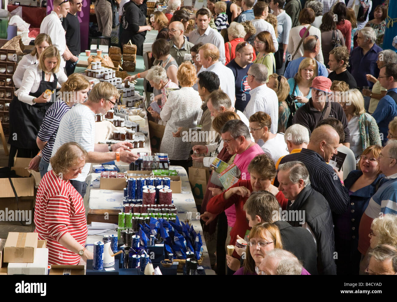 Bancarelle e persone che acquistano produrre a Abergavenny Food Festival Wales UK Foto Stock