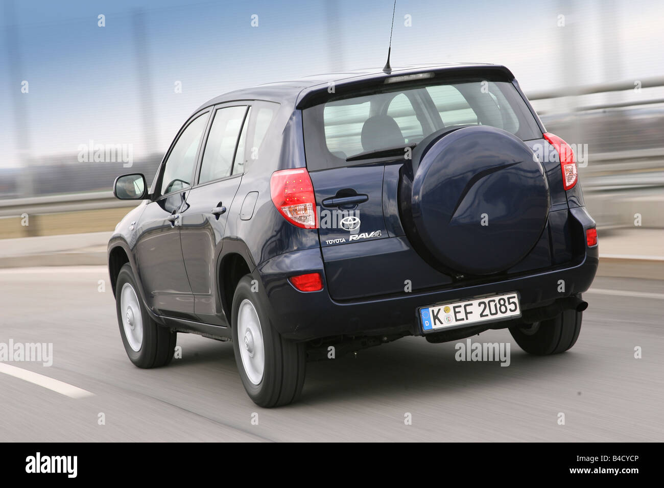 Toyota Rav4 2.2 D-4D Sol, Modello Anno 2005-, Dunkelblue Spostando, Diagonale Dal Retro, Vista Posteriore, Country Road Foto Stock - Alamy