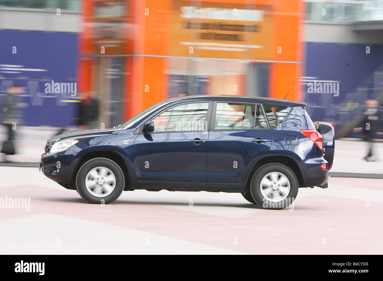 Toyota RAV4 2.2 D-4D Sol, modello anno 2005-, dunkelblue in movimento, vista laterale, Città Foto Stock