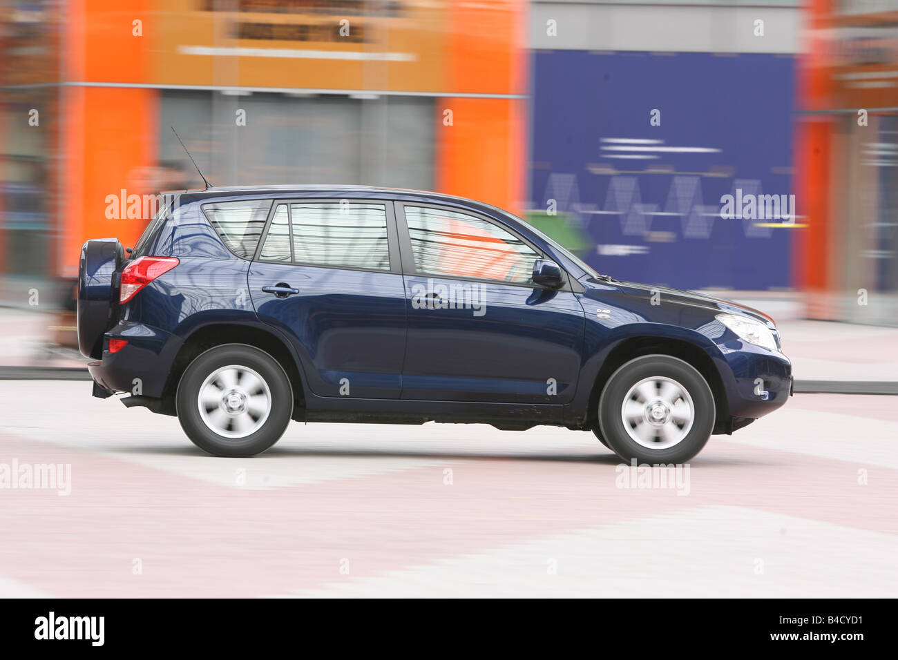 Toyota RAV4 2.2 D-4D Sol, modello anno 2005-, dunkelblue in movimento, vista laterale, Città Foto Stock
