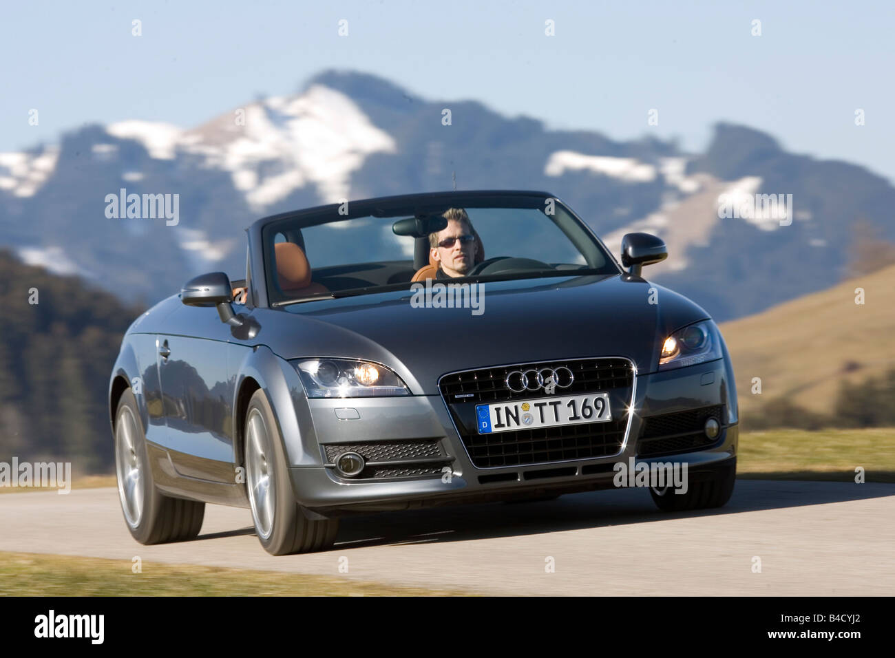 Audi Tt Roadster 3.2 Quattro, Modello Anno 2007-, Grigio-Blu In Movimento Diagonale Dalla Parte Anteriore, Vista Frontale, Country Road, Landsappr Foto Stock - Alamy