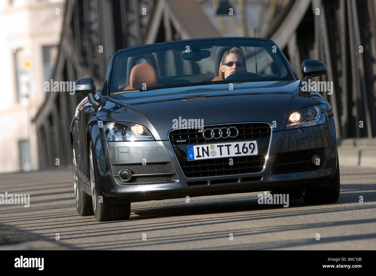 Audi Tt Roadster 3.2 Quattro, Modello Anno 2007-, Grigio-Blu In Movimento Diagonale Dalla Parte Anteriore, Vista Frontale, Città, Open Top Foto Stock - Alamy