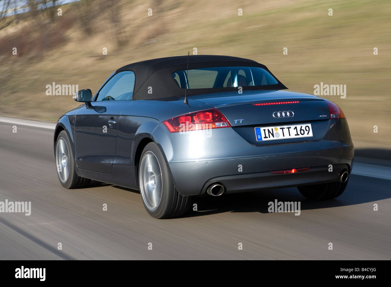 Audi Tt Roadster 3.2 Quattro, Modello Anno 2007-, Grigio-Blu In Movimento Diagonale, Dal Retro, Vista Posteriore, Country Road, Parte Superiore Chiusa Foto Stock - Alamy