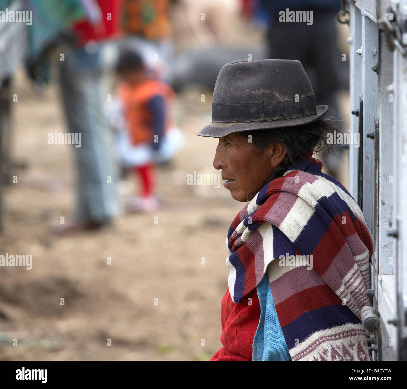 Donna al mercato di Saquisili, Ecuador Foto Stock