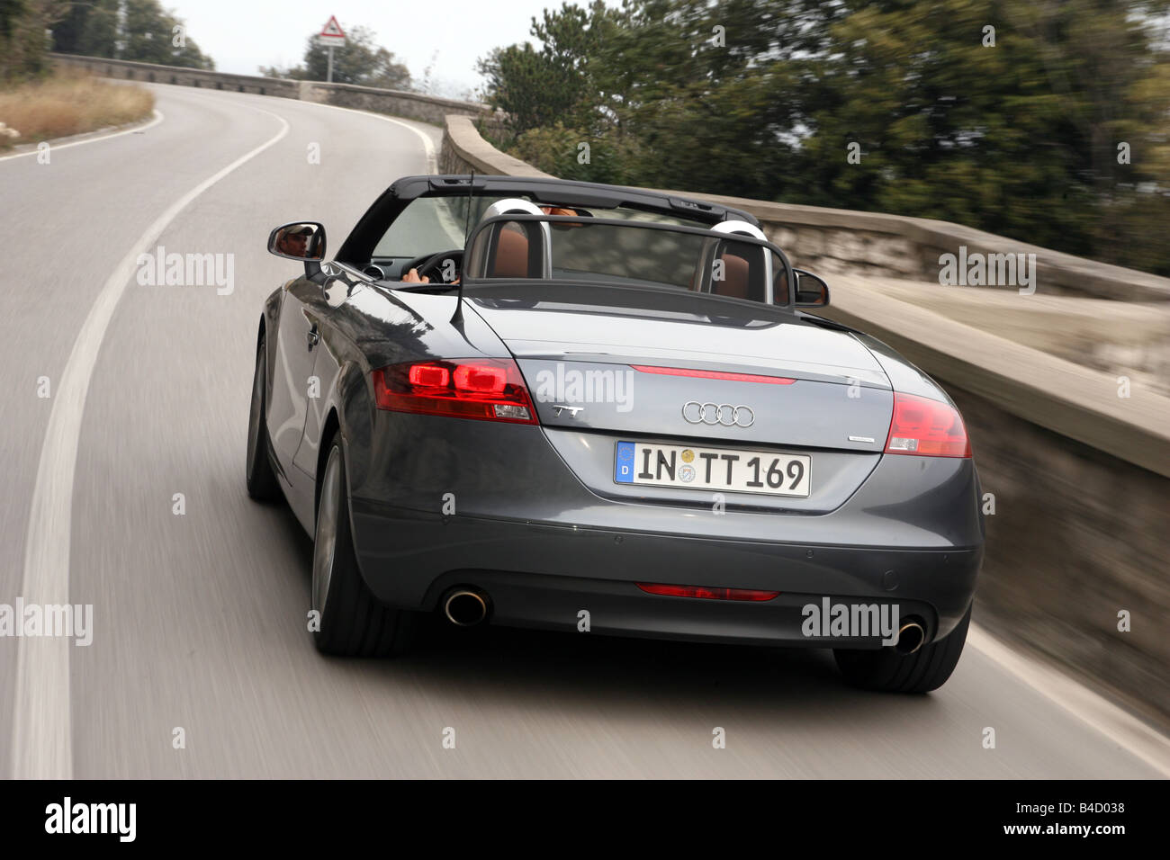 Audi Tt Roadster 3.2 Quattro, Modello Anno 2007-, Antracite, Guida, Diagonale Dal Retro, Vista Posteriore, Country Road, Open Top Foto Stock - Alamy