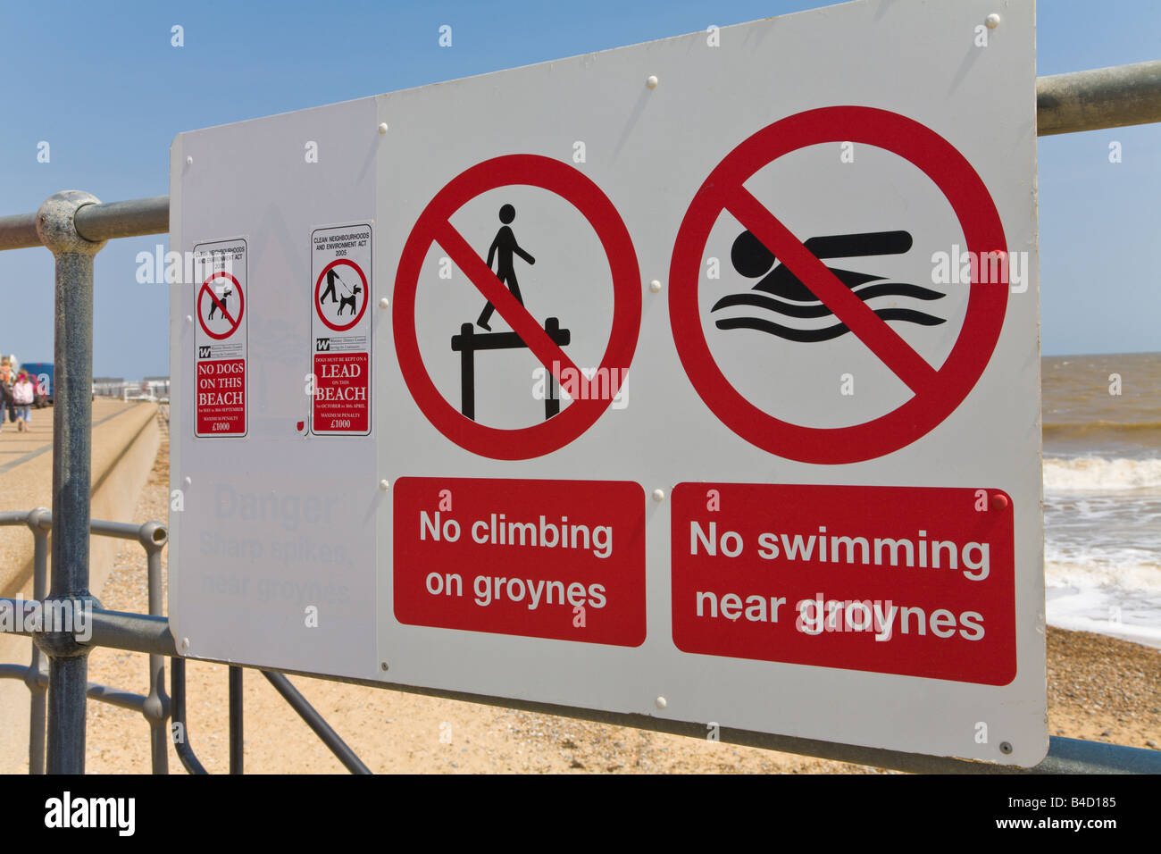 Spiaggia cartelli di avvertimento, Southwold, Suffolk, Inghilterra Foto Stock