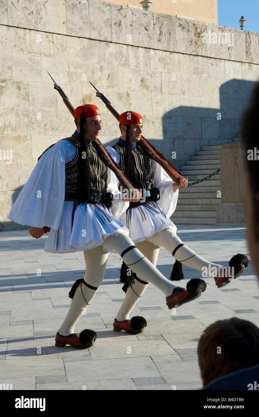 Evzone guardie presidenziali, Palazzo Presidenziale, Piazza Syntagma, Atene, Grecia Foto Stock
