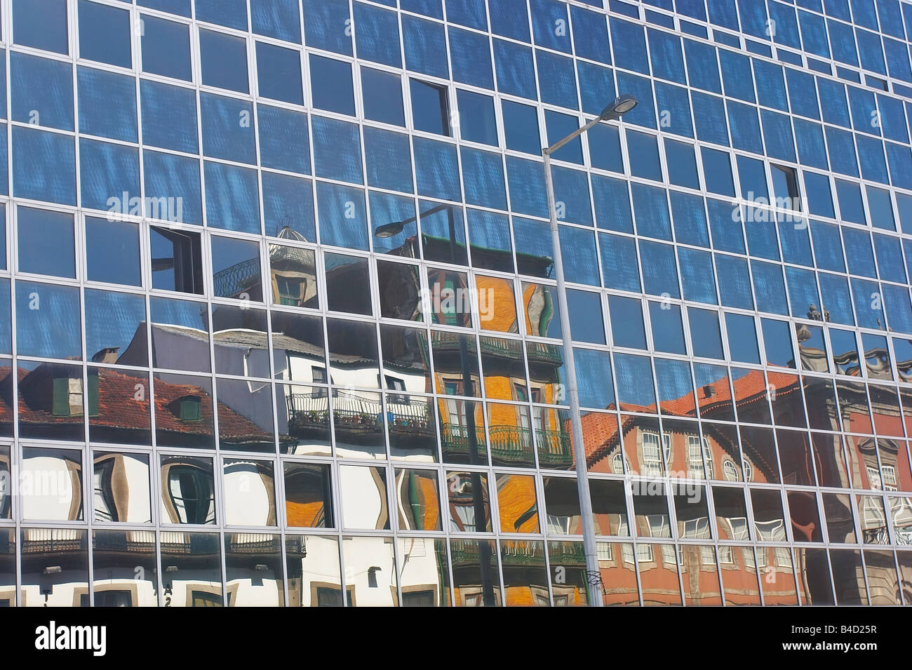 La riflessione di vecchie case in vetro parete di edificio moderno Foto Stock