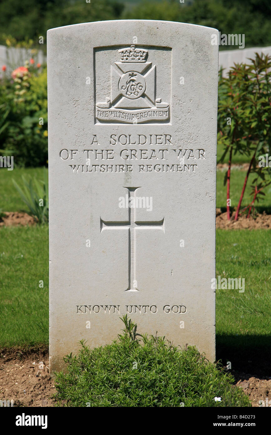 Lapide a "oldier della Grande Guerra note a Dio" presso il cimitero di Anglo-France, Thiepval Memorial, Thiepval, Francia. Foto Stock