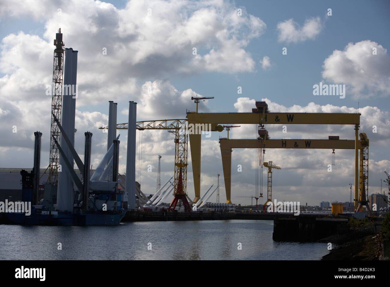 Silhouette di harland e wolff gru con turbina a vento nave e turbine essendo costruita nel cantiere navale di Belfast Foto Stock