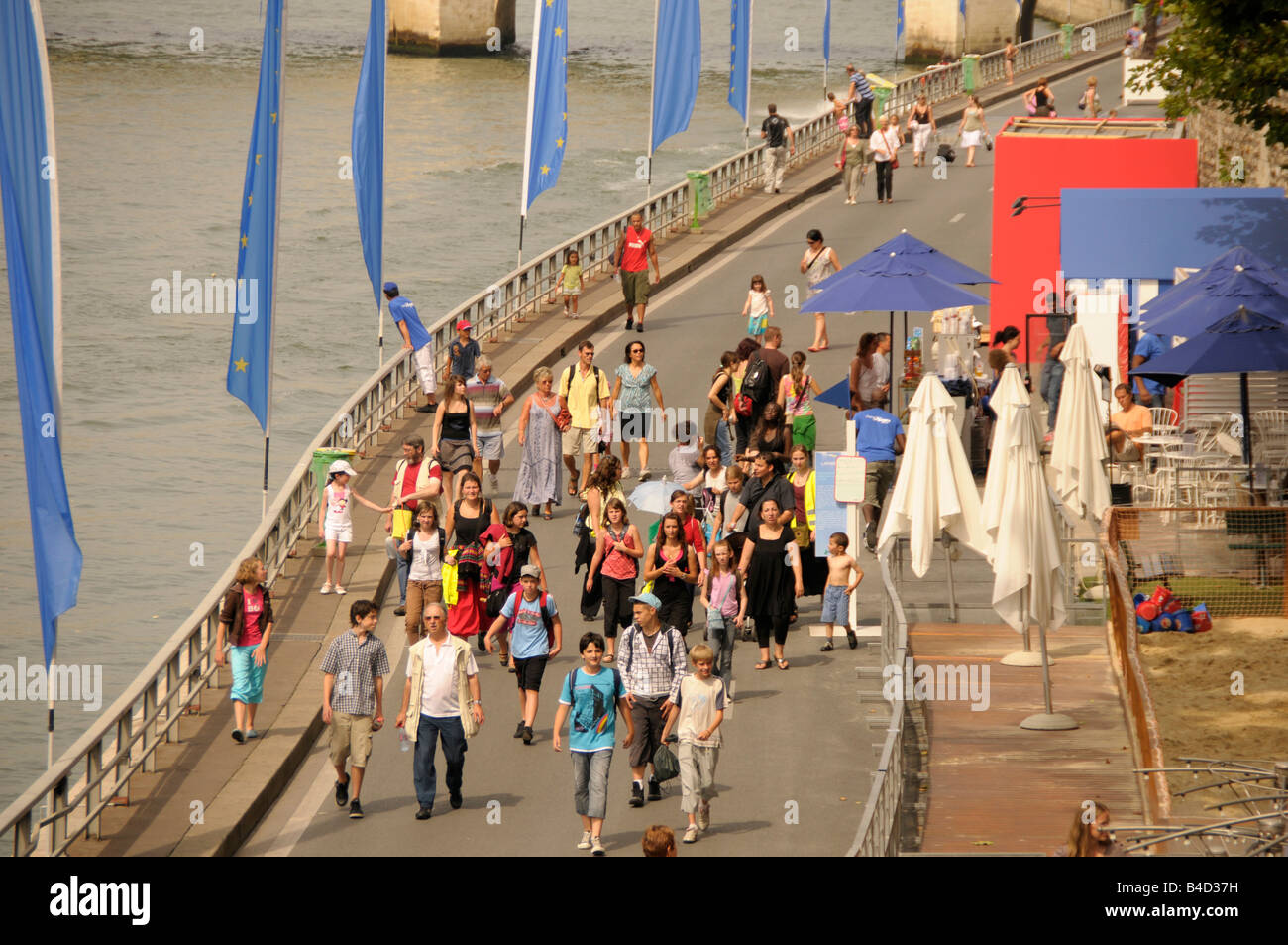 I pedoni a camminare su una strada chiusa sulla Senna shore a Paris Plage in Parigi Francia Foto Stock