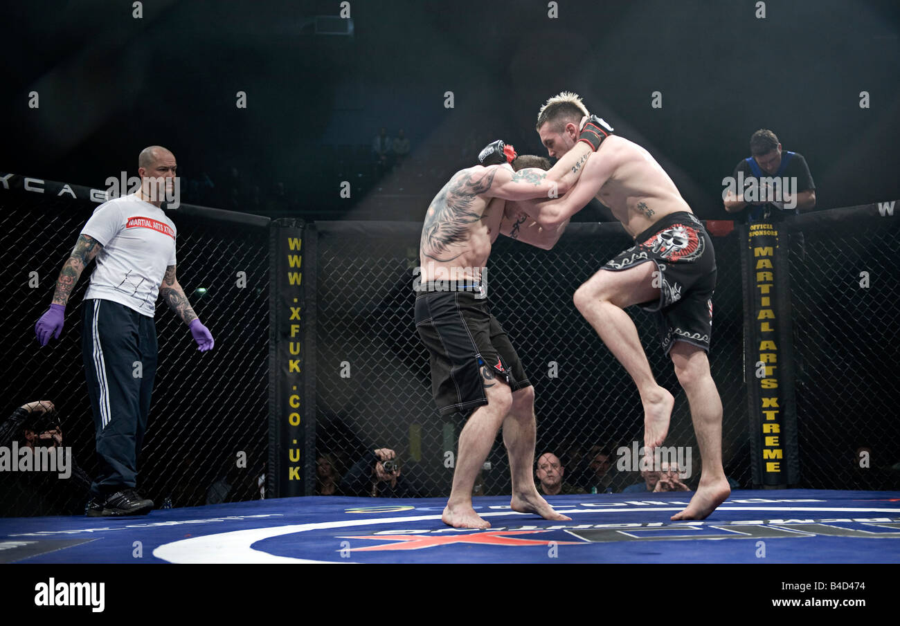 Gabbia Fighters in azione durante una gabbia guerre concorso a Brahead arena di Glasgow combattenti MMA Mixed Martial Arts fighters Foto Stock