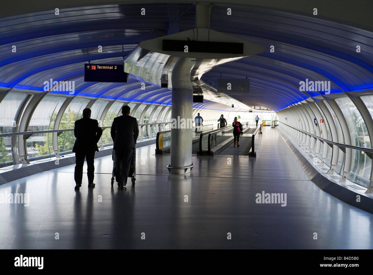 Viaggio aereo Inghilterra Manchester Aeroporto internazionale di passeggeri in passerella che collega i morsetti Foto Stock