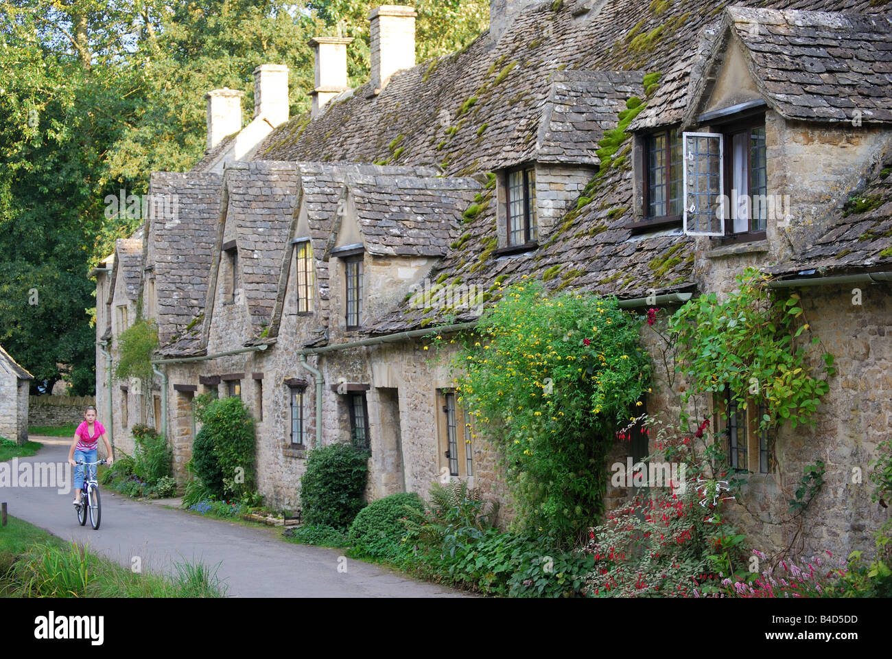 Fila di Cotswold cottage in pietra, Bibury, Gloucestershire, England, Regno Unito Foto Stock