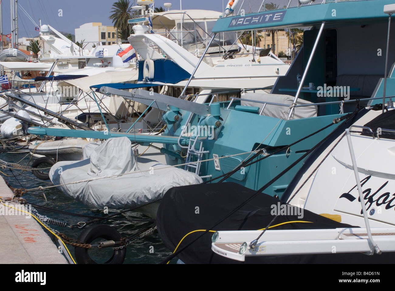 Luxury motor yacht ormeggiati nel Porto di Lavrio Grecia continentale del Mar Egeo in Grecia Foto Stock