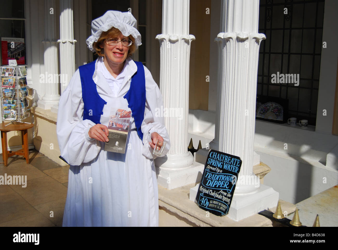 Bilanciere tradizionale, la molla Chalybeate, The Pantiles, Royal Tunbridge Wells, Kent, England, Regno Unito Foto Stock