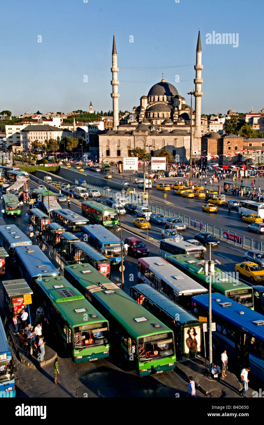 La stazione di autobus vicino al Ponte di Galata Golden Horn moschea Yeni Camil Meydani Foto Stock