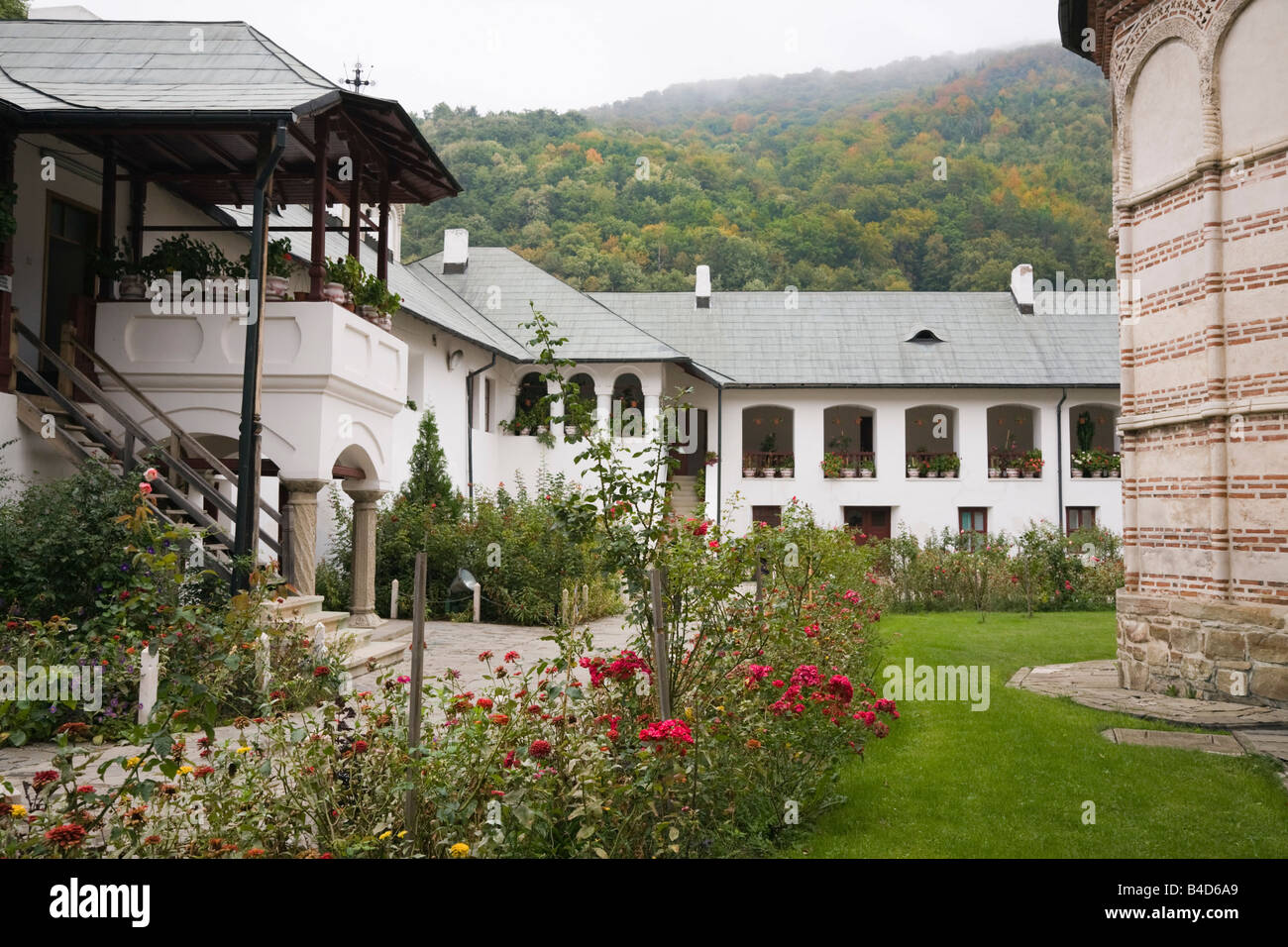 Il XIV secolo il monastero fortificato composto passerella edifici nella parte interna del quadrangolo giardini. Cozia Transilvania Romania Europa Foto Stock