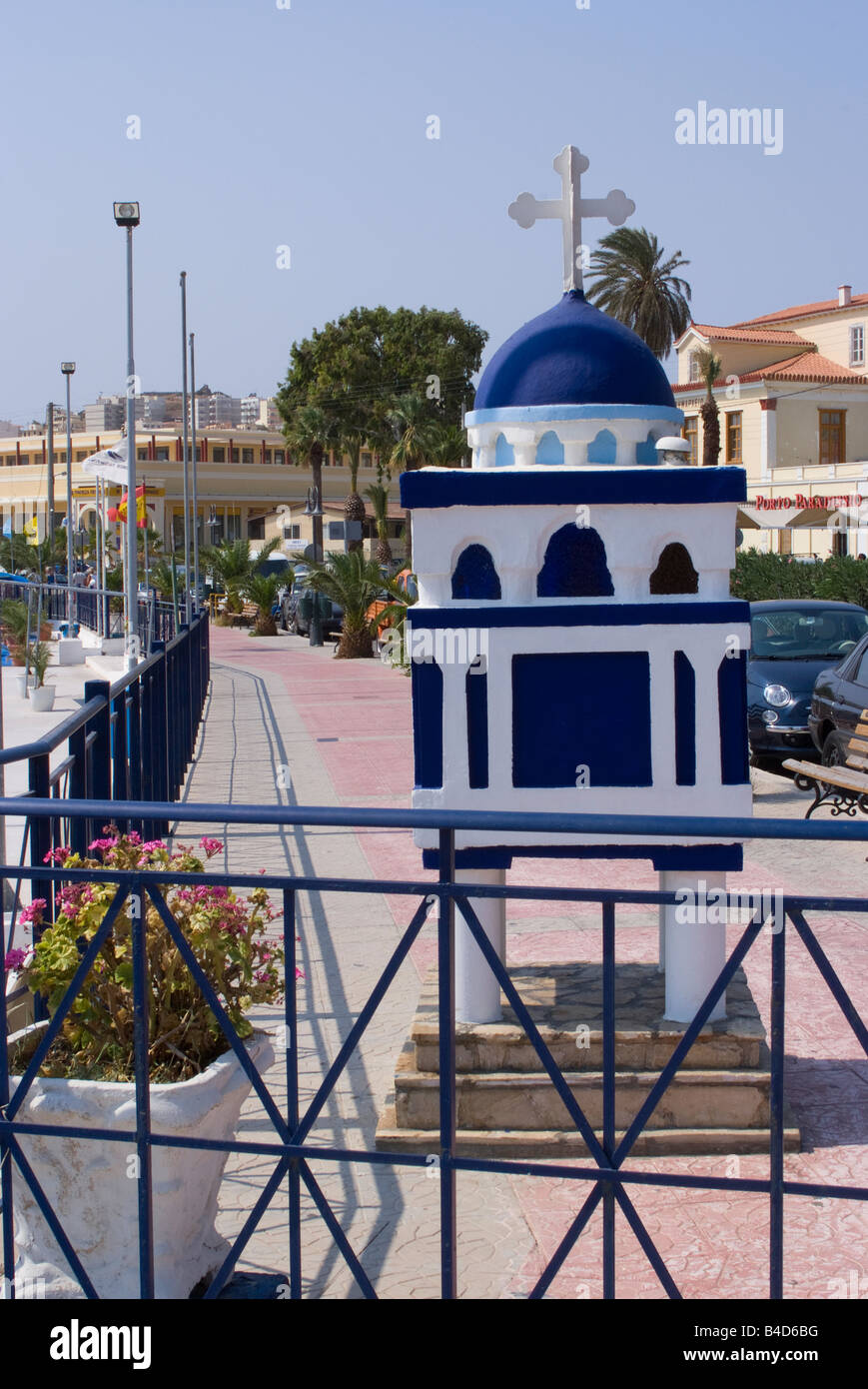 Un santuario o il monumento in memoria dei pescatori e marinai dispersi in mare sul lungomare del Porto di Lavrio greca Aegean Grecia continentale Foto Stock