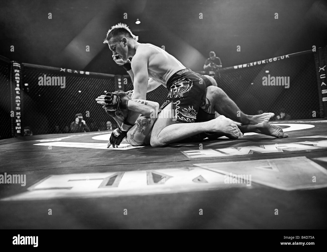 Gabbia Fighters in azione durante una gabbia guerre concorso a Brahead arena di Glasgow combattenti MMA Mixed Martial Arts fighters Foto Stock