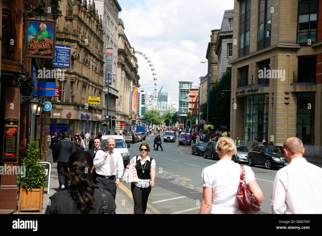 Agosto 2008 - Persone su Cross Street nel centro della città, Manchester Inghilterra England Regno Unito Foto Stock