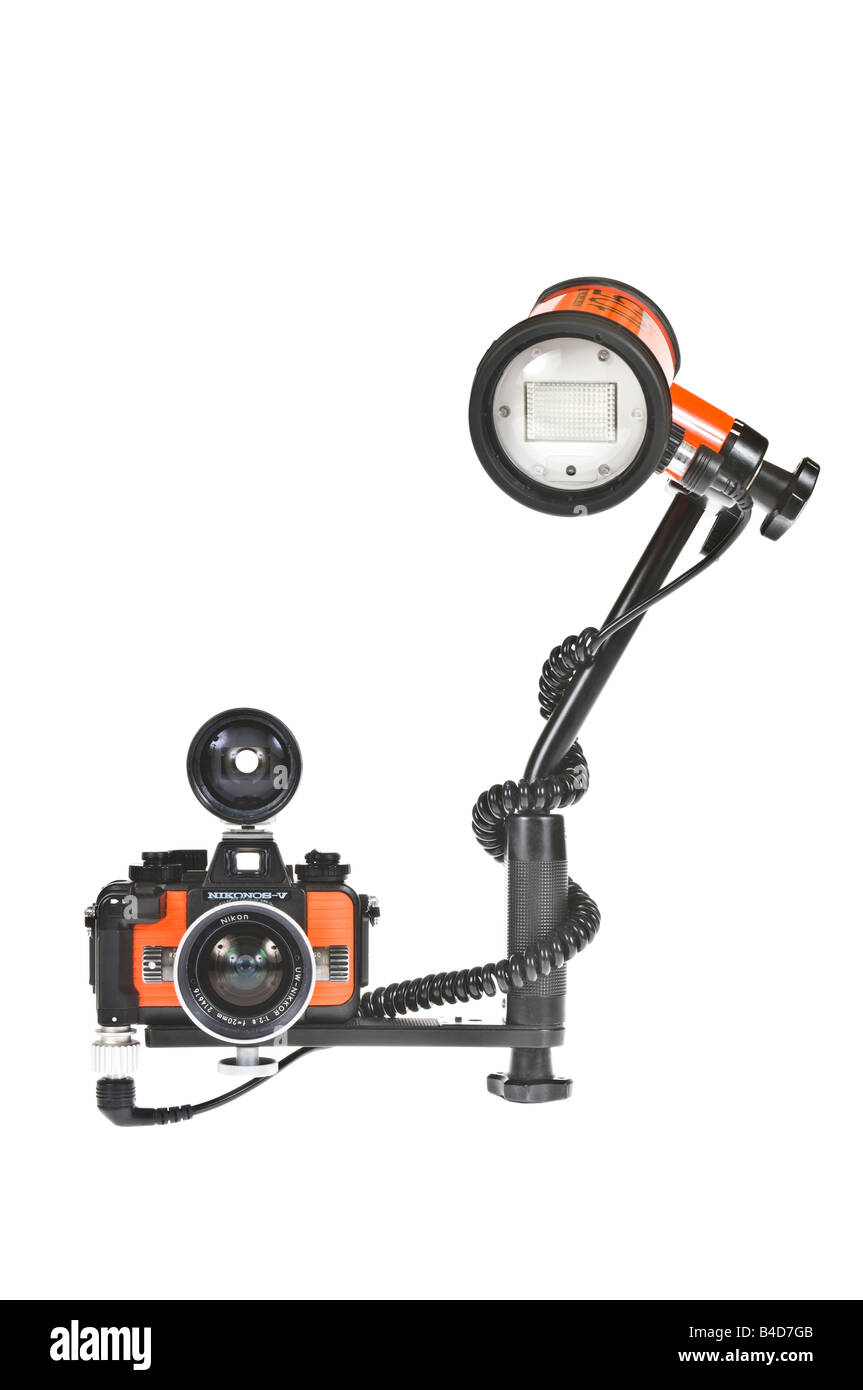 Una Nikonos V fotocamera subacquea impostato con obiettivo grandangolare da 20 mm e mirino + SB105 luce stroboscopica a un bianco puro (255) dello sfondo. Foto Stock