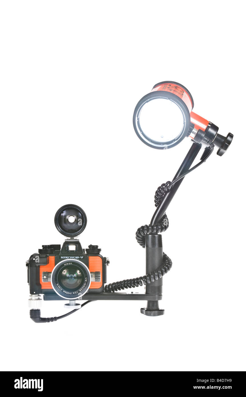 Una Nikonos V fotocamera subacquea impostato con obiettivo grandangolare da 20 mm e mirino + SB105 luce stroboscopica a un bianco puro (255) dello sfondo. Foto Stock