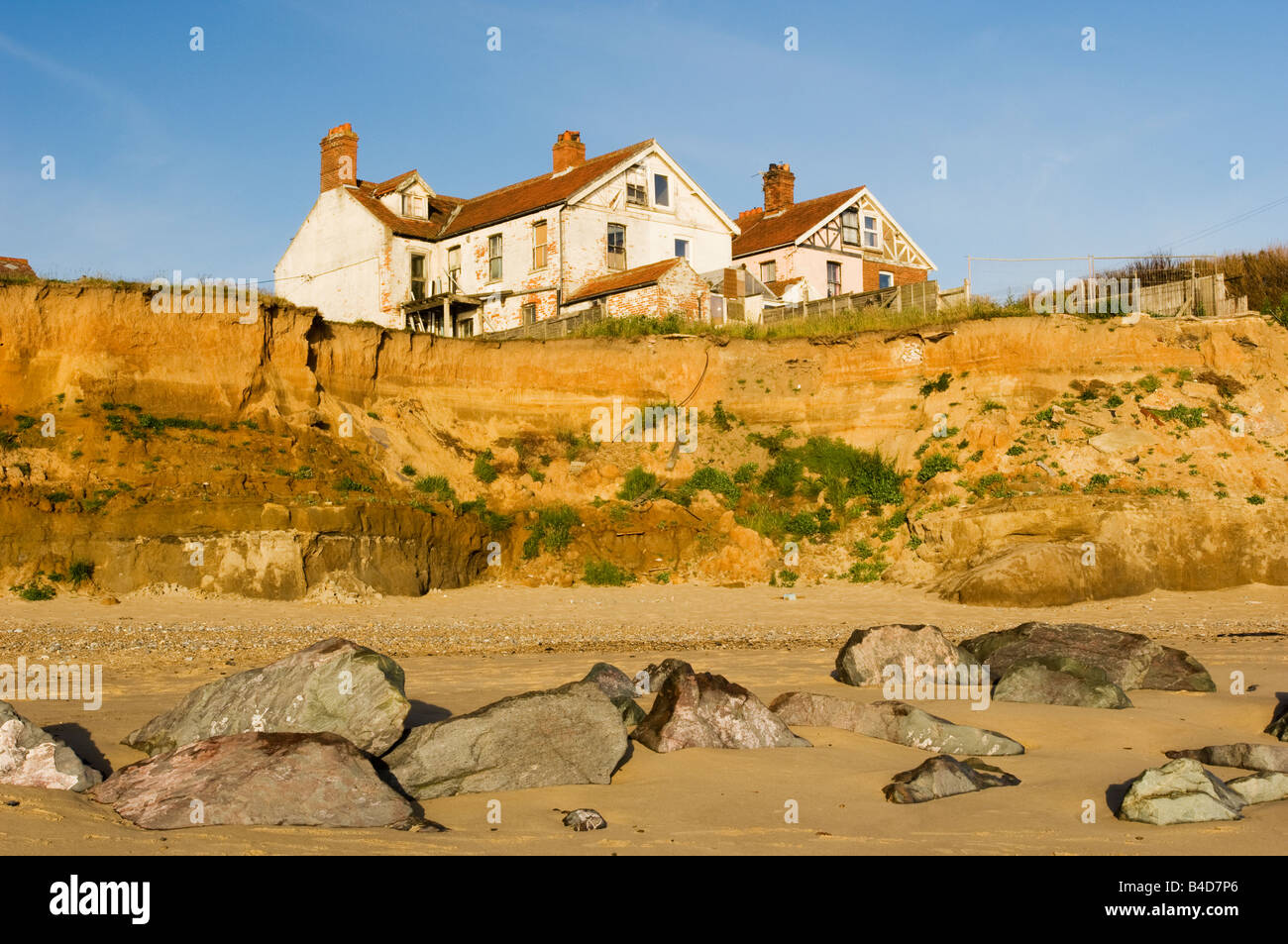 Case minacciato da erosione costiera Norfolk Inghilterra Foto Stock