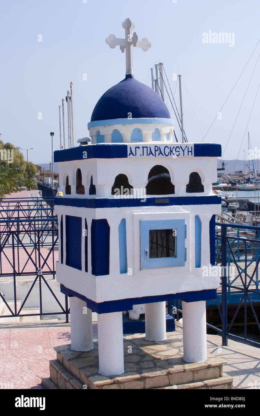 Un santuario o il monumento in memoria dei pescatori e marinai dispersi in mare sul lungomare del Porto di Lavrio greca Aegean Grecia continentale Foto Stock