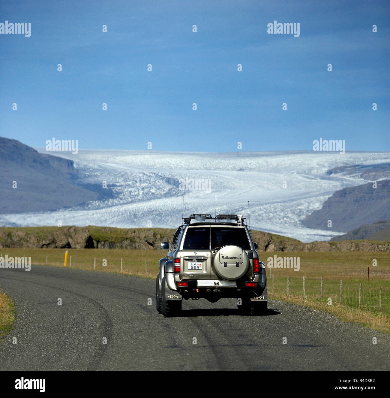 Jeep Viaggiare sulla autostrada nazionale con Flaajokull ghiacciaio in background, Islanda Orientale Foto Stock