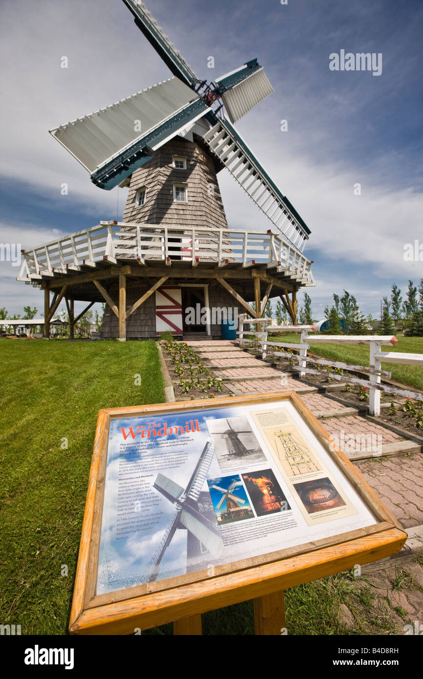 Mulino a vento (costruito nel 2001) e segno interpretativa al mennonita Heritage Village, Steinbach, Manitoba, Canada. Foto Stock