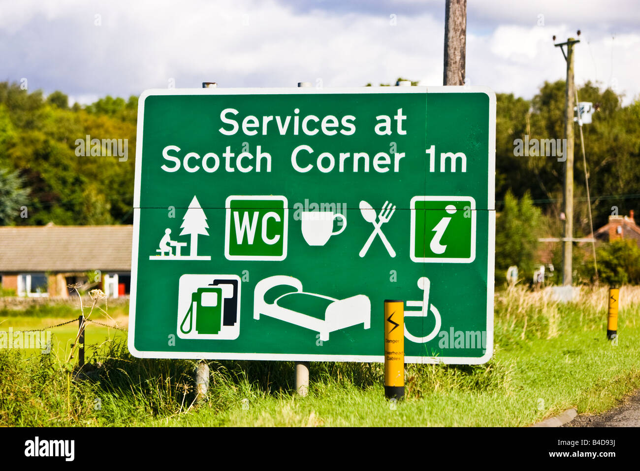 Segno indicante la distanza di Scotch Corner servizi sulla A1 con strutture, England, Regno Unito Foto Stock