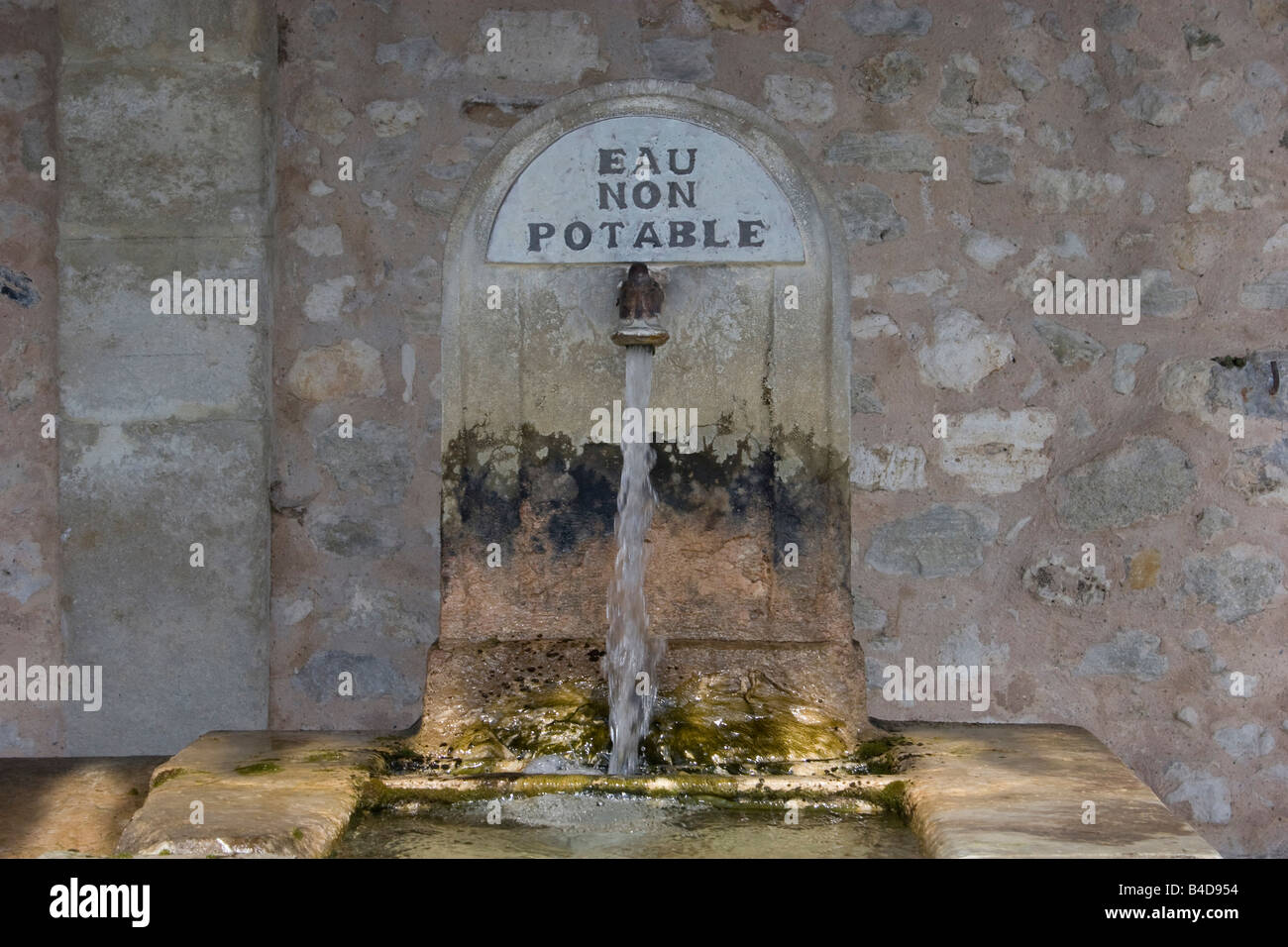 Fontana del villaggio. Fontaine de village, Provenza, sud della Francia in orizzontale.69271 Provenza Foto Stock