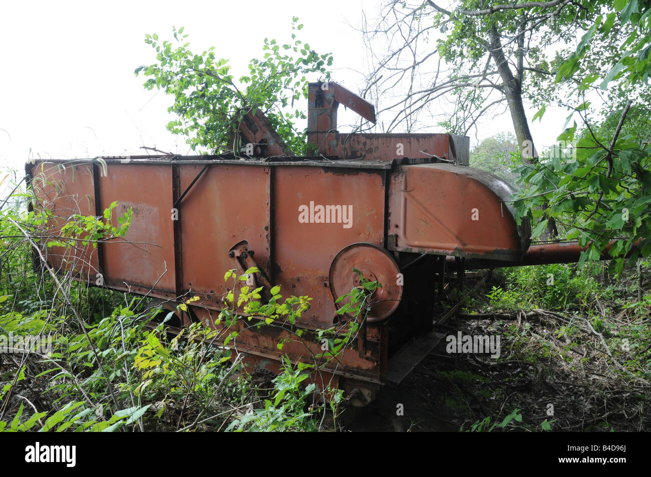 Vecchia mietitrebbia pensionati su rurale Illinois farm Foto Stock