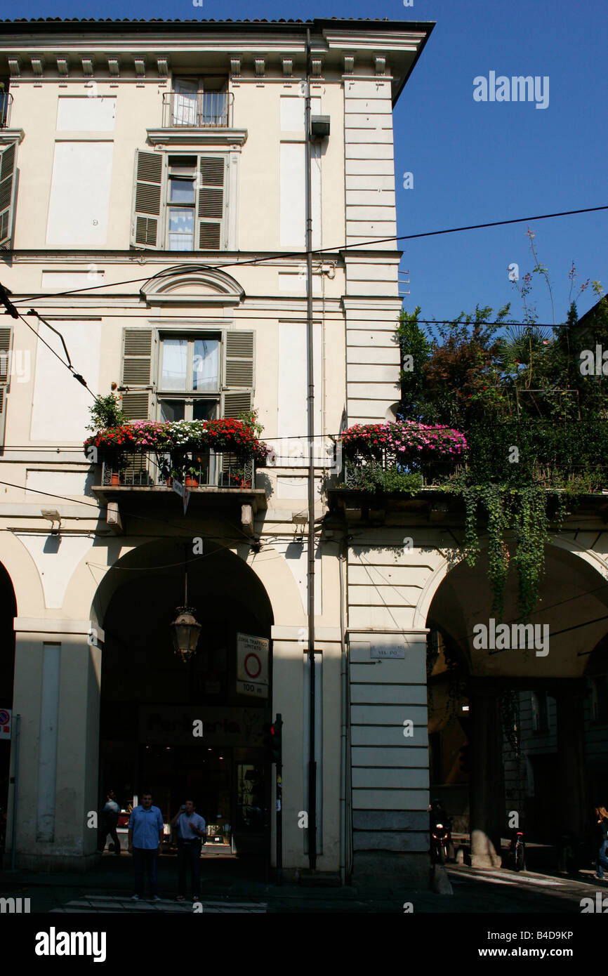 Edificio con facciata storica a Torino, con balconi fiorenti. Foto Stock