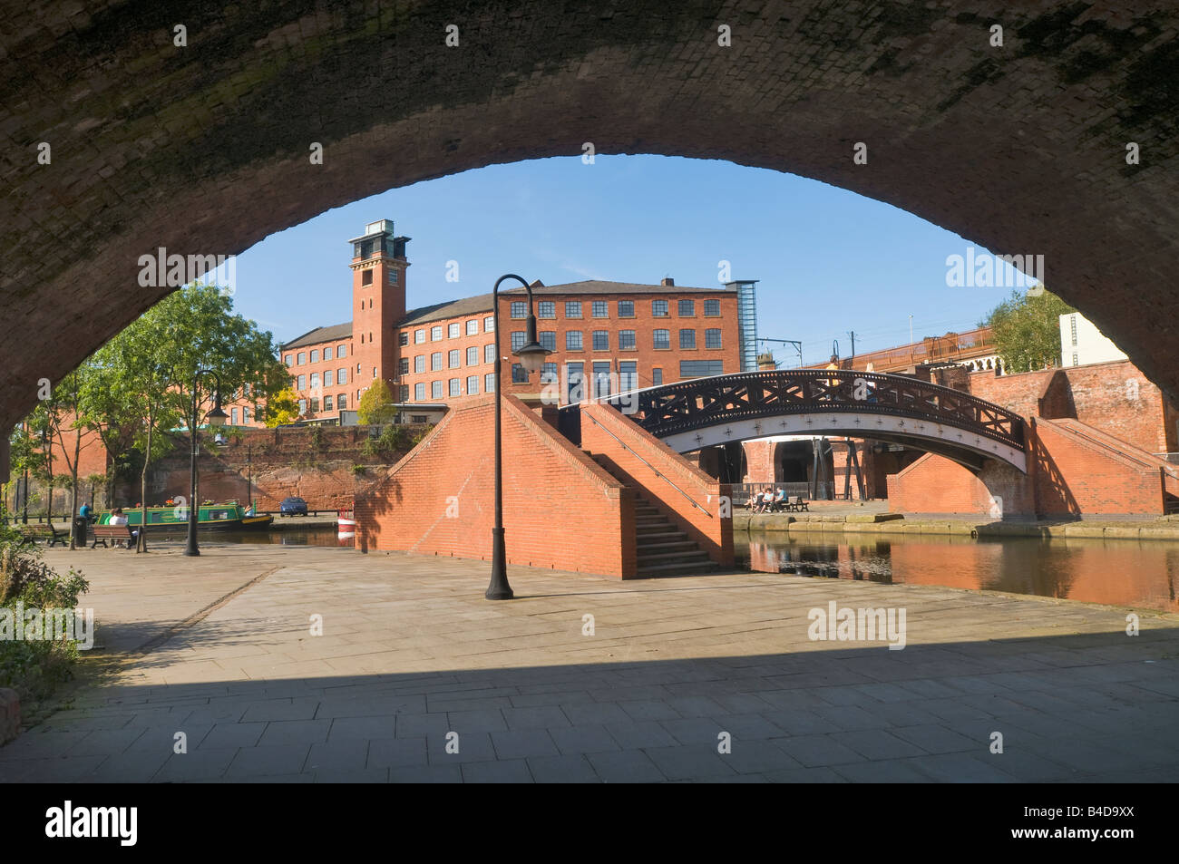 Passaggio attraverso il city center apartments al pontile di patata e la Bridgewater Canal Knot Mill area di Manchester Inghilterra England Foto Stock