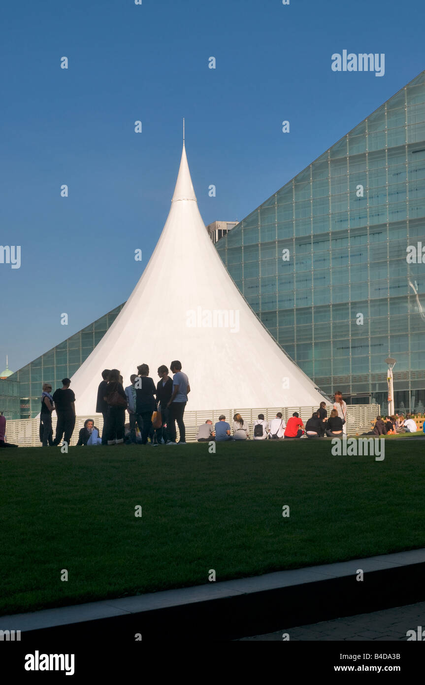 Ai giovani riuniti nella Cattedrale dei giardini esterni Manchester Urbis e il Pavillion Foto Stock