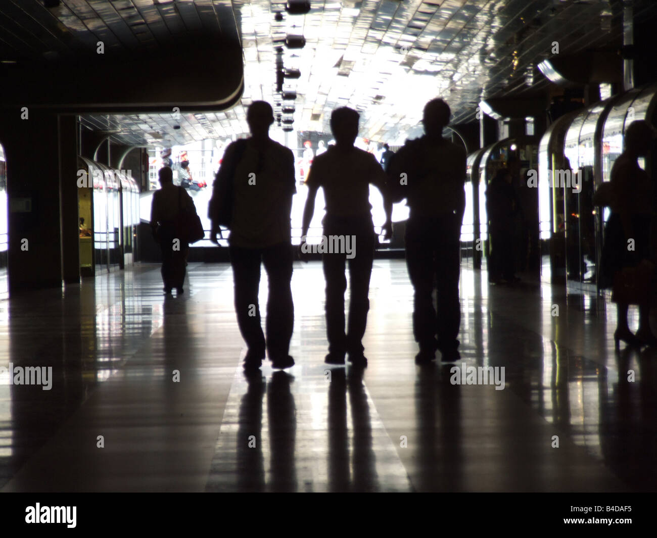 Silhouette di persone in metropolitana tunnel di passaggio Foto Stock